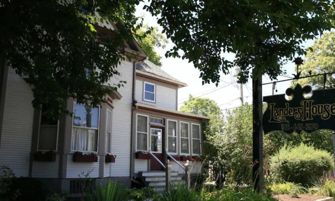 Utica Bed & Breakfast | entire landers house, 4 bed,3.5 bath, sleep 8, no pet