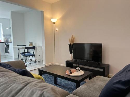 Southampton House | Entire Newly Renovated house -Southampton City - Private Driveway Parking - 4 Bedrooms 5 Beds Sleeps 7 - Great for Friends, Families & Contractors