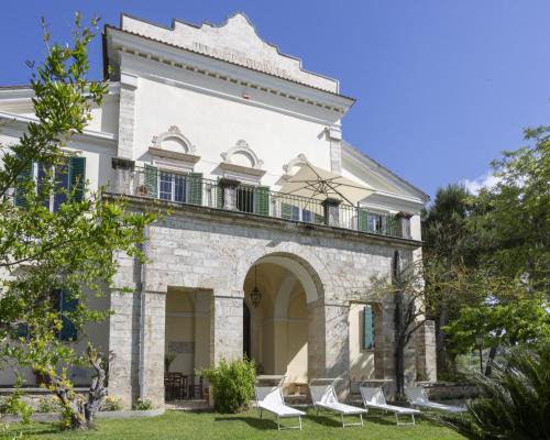 Colli del Tronto House | Entire Private Floor in an 1800s Frescoed Villa with Historic Park - Villa Mastrangelo