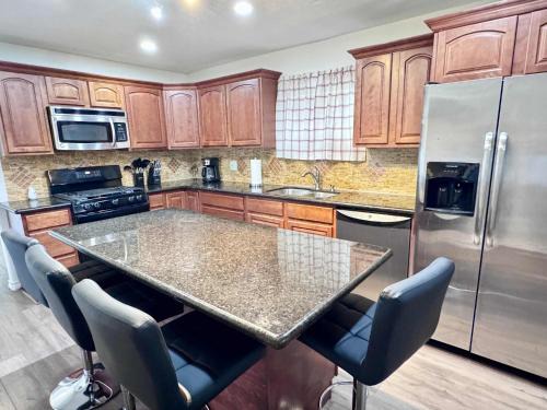 Port Arthur House | Entire Spacious 4 BR Home for Professionals