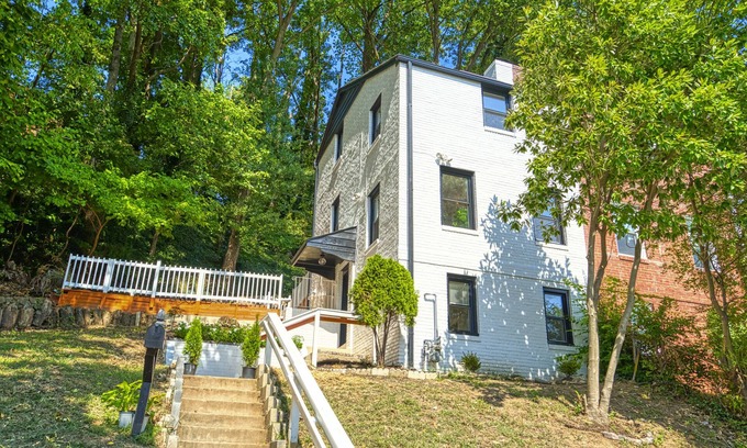 Nauck House | Entire Townhouse In Arlington | Free Parking