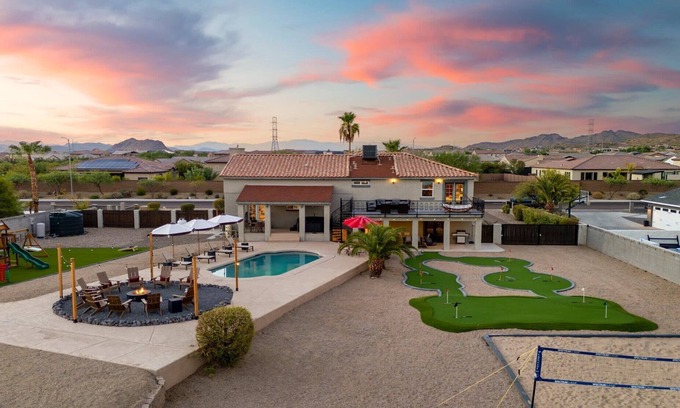 Peoria House | Epic AZ Stay: Pickleball, Putt Putt, Pool & More