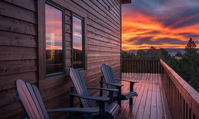 Panguitch Cabin | Epic Bryce Lodge Spa, Views & High-End Comfort | Great for Groups!