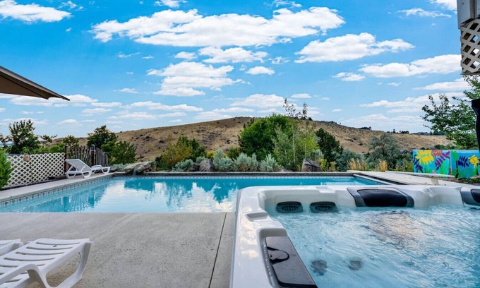 Highlands Apartment | Epic Hillside Retreat Htd Pool HotTub Golf 4400sf