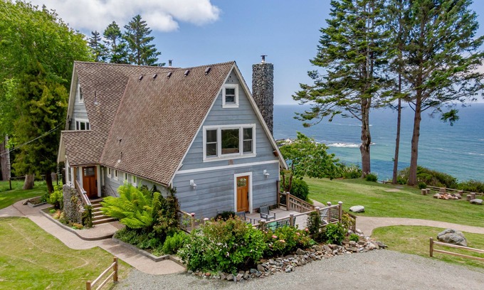 Trinidad House | Epic view on ocean bluff, pickleball, park-like yard, fast WiFi, Craftsman home