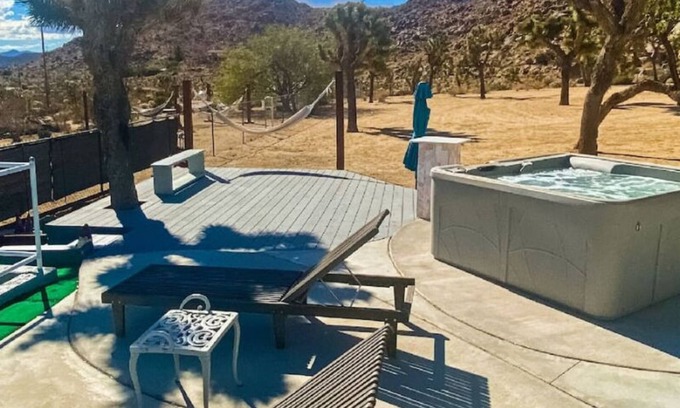 Joshua Tree House | Epic Views, Huge House, Acres of J-Trees to explore + Hot Tub, Pool, AC & Golf!