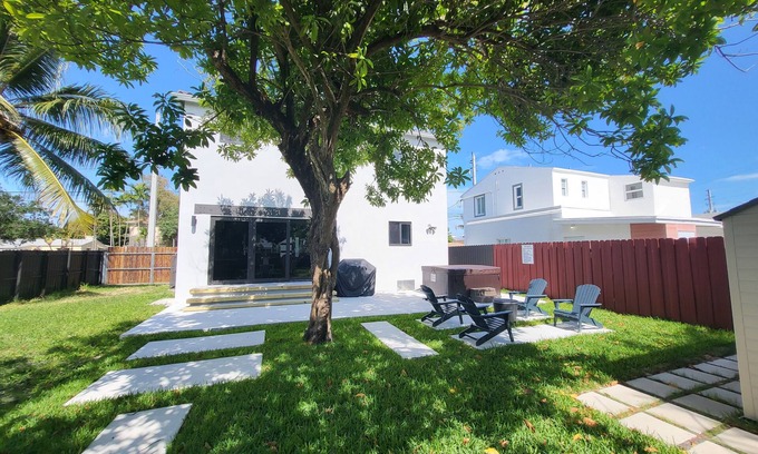 Little Havana House | Epicenter of Miami. Bright & spacious entire home with huge backyard