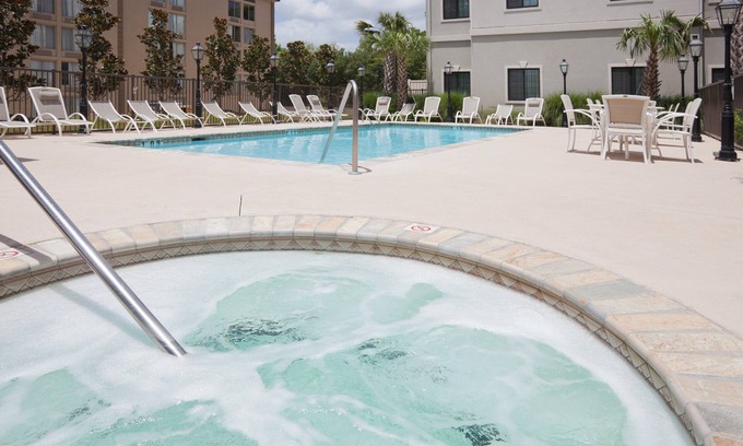 Lafayette Condo | Equipped Suite | Free Daily Breakfast, Outdoor Pool + Hot Tub Access