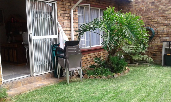 Farrarmere House | Erica’s: Farrarmere - Queen size bed for 1 person or a couple.