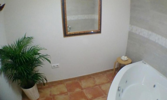 Central District Apartment | Escapadas romanticas en Granada jacuzzi