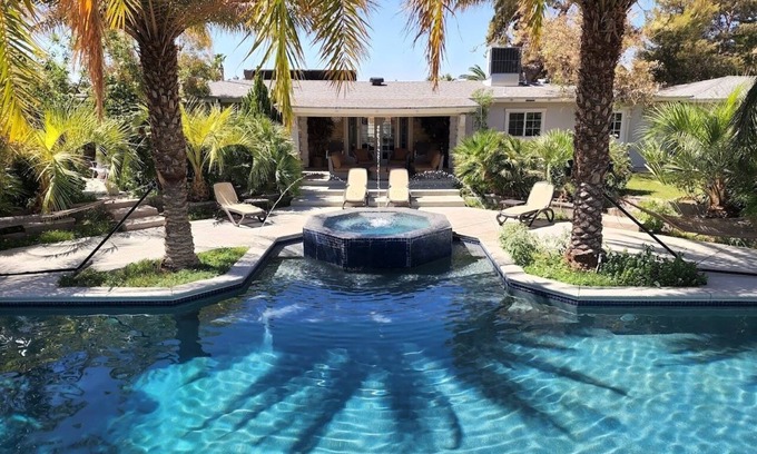 Las Vegas Villa | 🌴 Escape in a private pool, jacuzzi, bbq, koi pond, garden, best outdoor area!