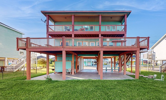 Crystal Beach House | Escape | Ocean View l Large Deck | Sleeps 10