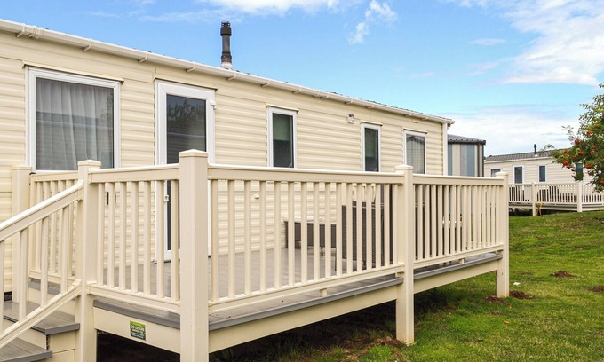 Tattershall Cottage | Escape to a tranquil oasis at Tattersall Lakes Country Park.