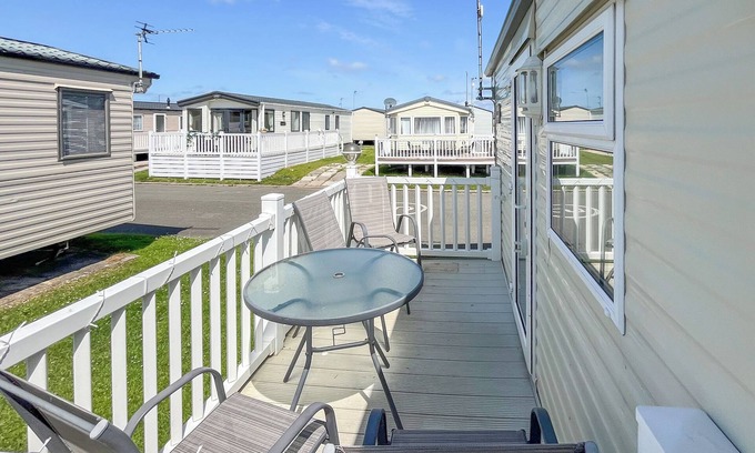 Rhyl Cottage | Escape to the coast with Cozee Stays; your perfect holiday caravan in Rhyl.