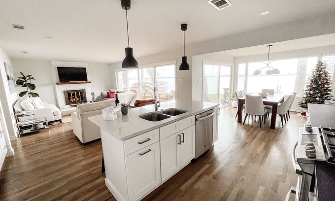 Gun Barrel City House | Escape to the Lake - Waterfront bungalow w firepit & amazing views