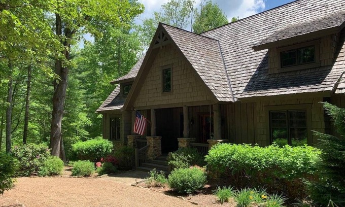Highlands House | Escape to your cozy Cashiers retreat, just a hop away from Lake Glenville
