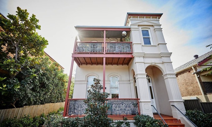 Ashfield Apartment | Esperanza Gardens A Stylish Victorian Studio