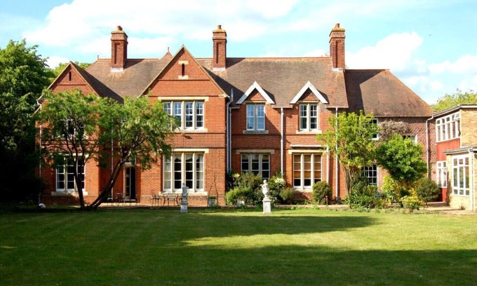 Willingham Apartment | Essential double, en-suite, bath & kitchenette