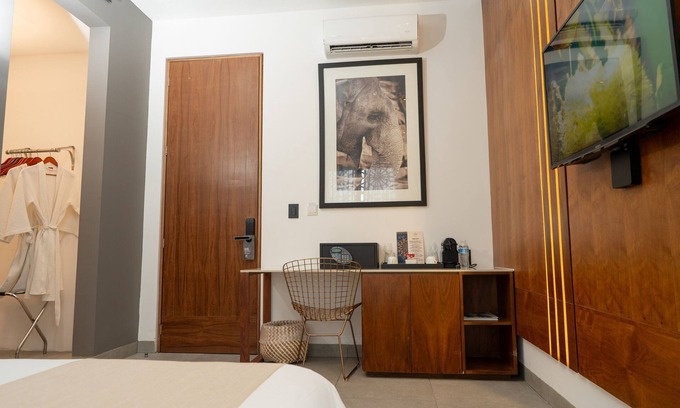 Luis Donaldo Colosio Hotel | Estamos a dos Calles de Martina Beach Club y a una Calle de la Quinta Avenida