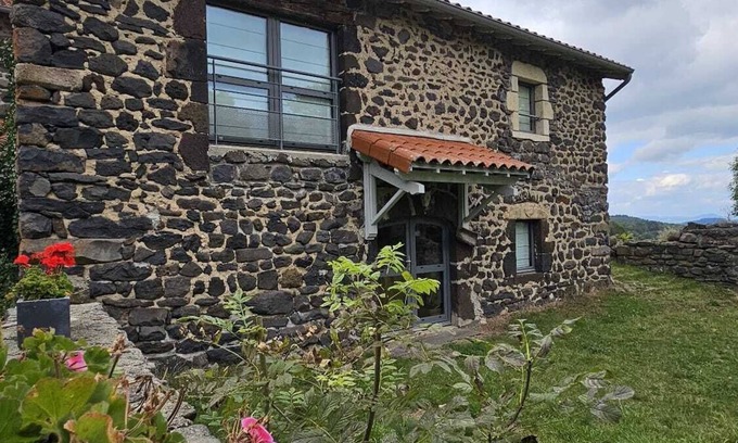 Saint-Martin-de-Fugeres House | Estaou de bas country house