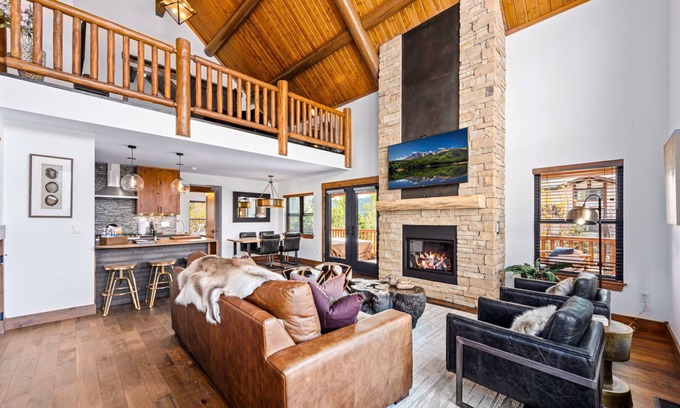 Estes Park Cabin | Estes Retreat – Indoor/Outdoor Fireplace, Jacuzzi, Close to Downtown Estes