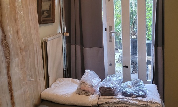 Duivendrecht Other | EU ids+ flight tickets required 3mx2m room with 1mx1m bathroom