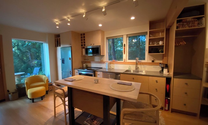 Friendly Apartment | Eugene Woodsy Studio - a peaceful, private hideaway with hot tub