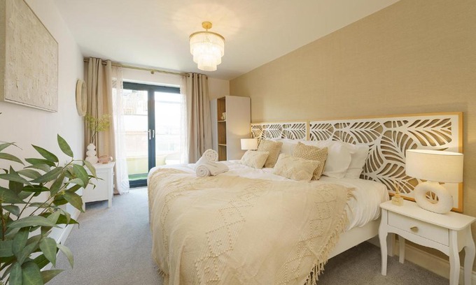 Staple Hill Apartment | Euphorbia - 1 Bedroom Luxury Apartment by Mint Stays