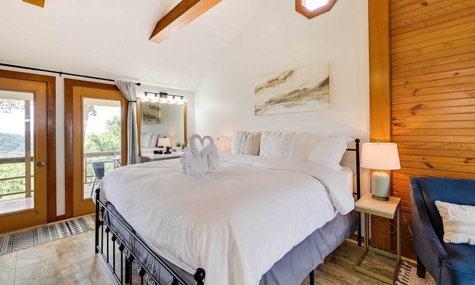 Eureka Springs Apartment | Eureka Springs Cabin Rental ~ 5 Mi to Beaver Lake!