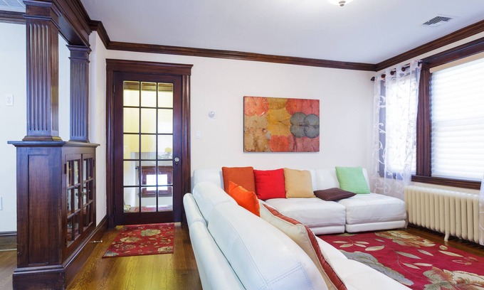 Brook Farm Apartment | European style 3 Bed/2 Bath close to all (20 min to Back Bay/Copley Sq.)