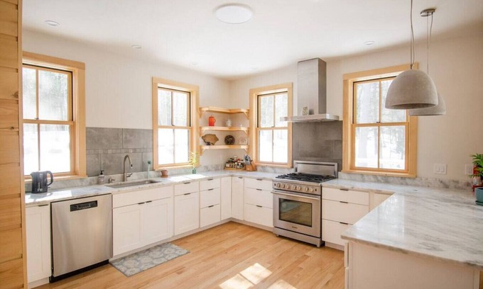 Accord House | Evergreen Cabin · Modern & Woodsy: Fireplace, WFH, Family-Friendly!