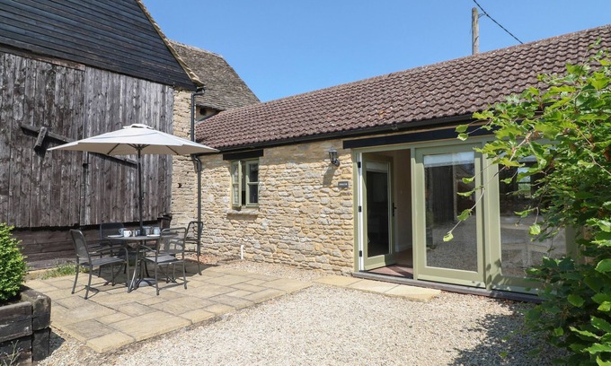 Witney Cottage | EWECUB BARN, family friendly, with a garden in Burford