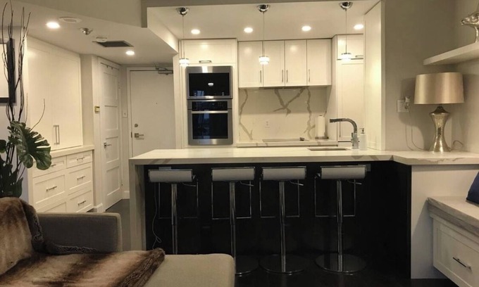 Niagara Apartment | Exciting Sought After King West Condo with Parking