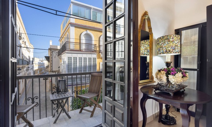 El Puerto de Santa Maria Apartment | Exclusive Apartment in Palace with Balcony, Wi-Fi and Air Conditioning