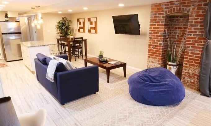 Bloomingdale Apartment | Exclusive Apt in Shaw