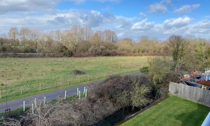 Cambridge Apartment | Exclusive Contemporary Apartment with Balcony & Free Parking