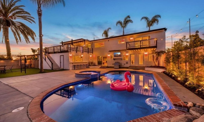 Vista House | EXCLUSIVE LUXURY 8 BEDROOM W/POOL & HOT TUB! AMAZING VIEWS! SLEEPS 24!