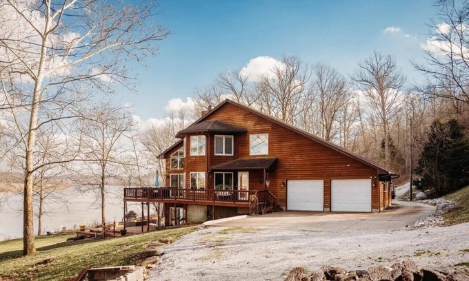 Magnet Cabin | Exclusive Ohio River Retreat with Hot Tub