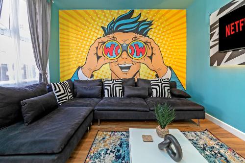 Luton House | Exclusive Town Centre Home, FREE Parking, Walk to TRAIN STATION, Near AIRPORT, LUXURY Stay, GARDEN, POP ART Decor