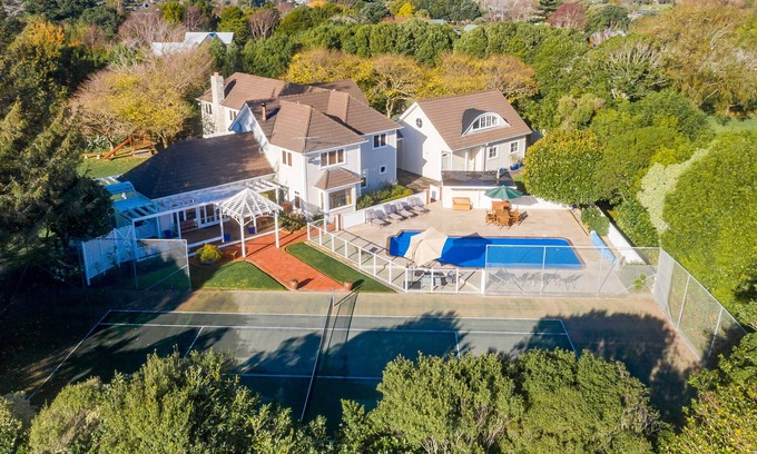 Waikanae Villa | Exclusive use of Luxury Villa on Kapiti Coast (Self Catering / Self Servicing)