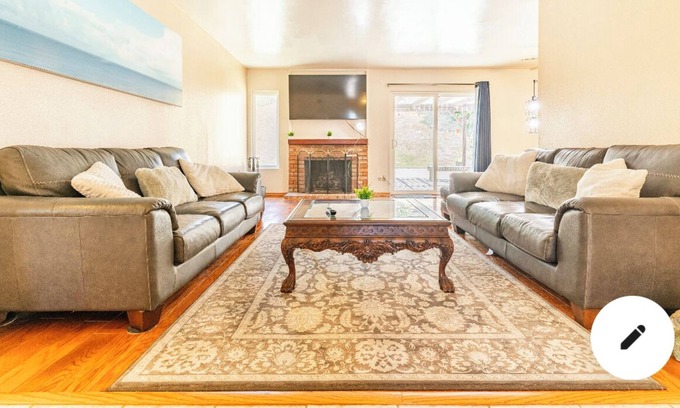 La Presa House | Exclusive Villa de Wales in Quiet Neighborhood