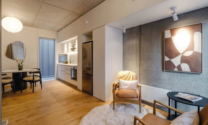 Te Aro Apartment | Executive 2BR Designer Townhouse + Rooftop Oasis
