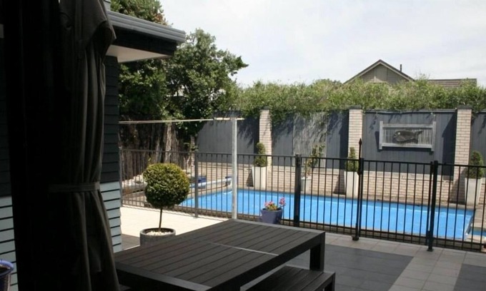 Paraparaumu Beach House | Executive Home with King Suite Room, Spa and Heated Pool near the Beach