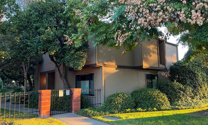 North Arroyo House | Executive Living Historic Old Town Pasadena Neighborhood 2 Car Garage 60 Day Min
