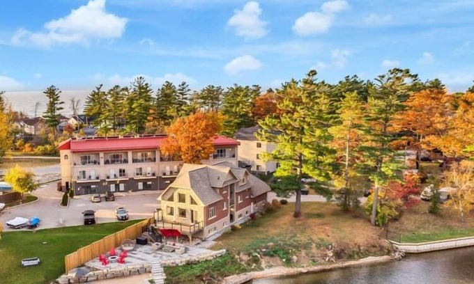 Wasaga Beach Cottage | EXECUTIVE WATERFRONT LIVING AT ITS FINEST! WELCOME to this immaculate home!