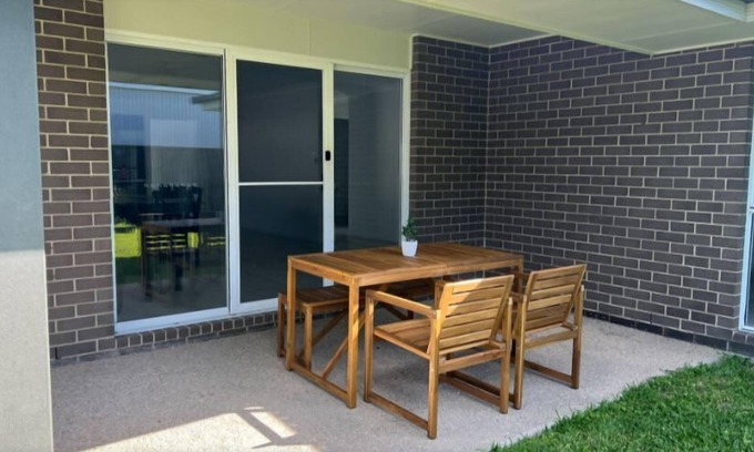 Andergrove House | Expansive 4-Beds & 2 Baths House