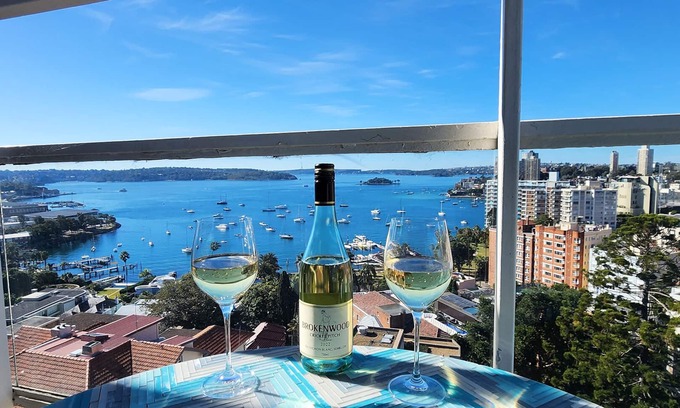 Elizabeth Bay Apartment | Expansive Harbour Views
