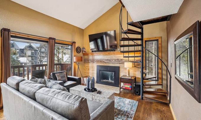 Four O'Clock Condo | Experience 4 O'Clock Lodge A16 condo in Breckenridge with mountain views and hot tub access!