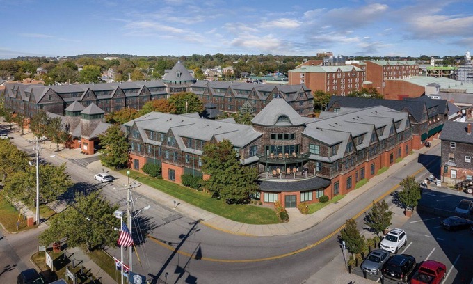 The Point Resort | Experience a charming getaway to Club Wyndham Long Wharf in Newport, RI.