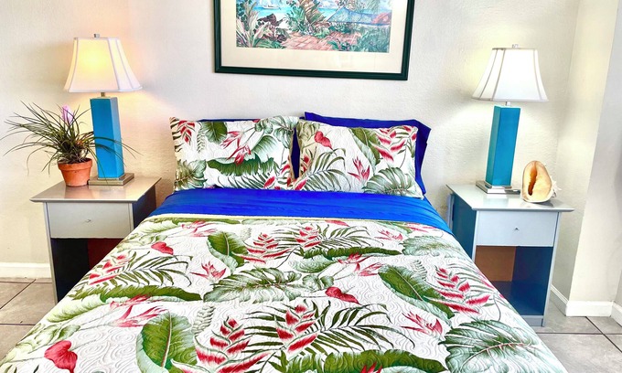 Waikiki Apartment | Experience Aloha in a Comfortable Waikiki Studio: Hotel Amenities: Pool, Hot Tub